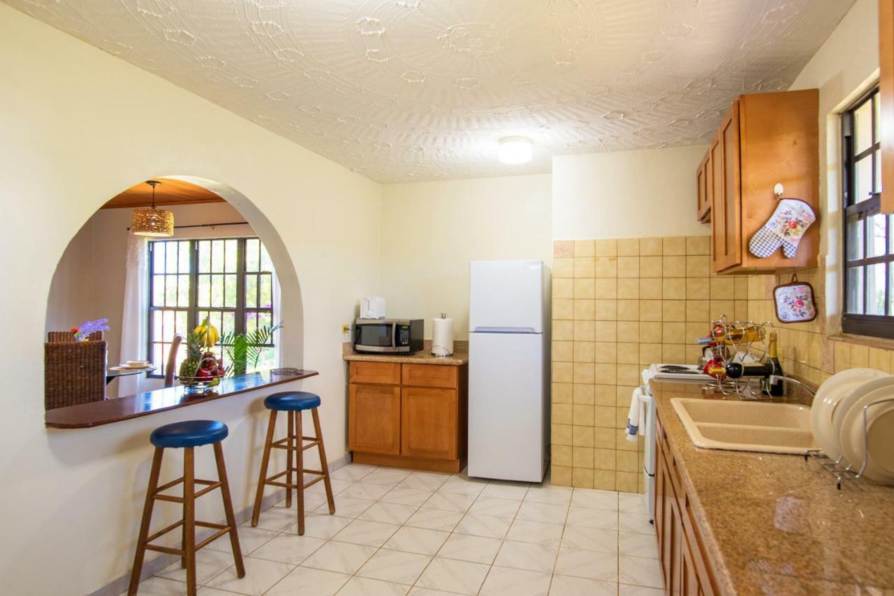 Bayview Vacation Apartments Спениш Таун Екстериор снимка